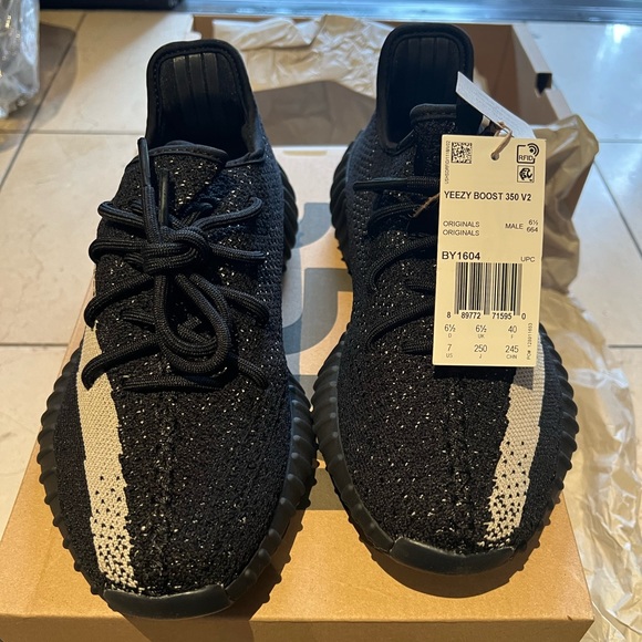 YEEZY BOOST 350 V2 Size 7 - Picture 5 of 9